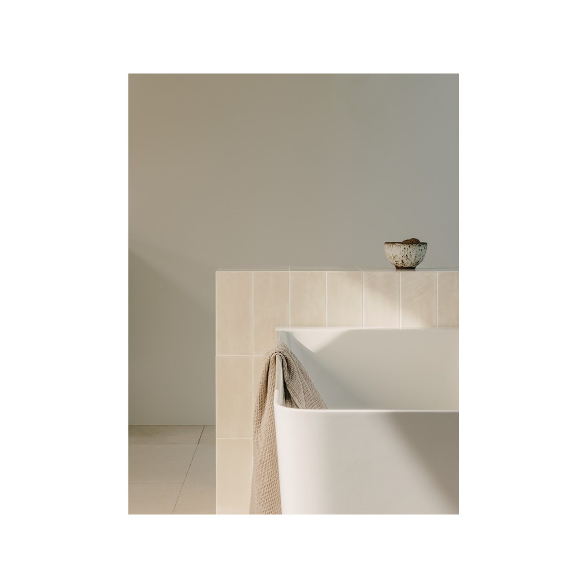 Ona baignoire îlot en stonex d'angle asymétrique droite 1600x700 blanc - ROCA A248638000 