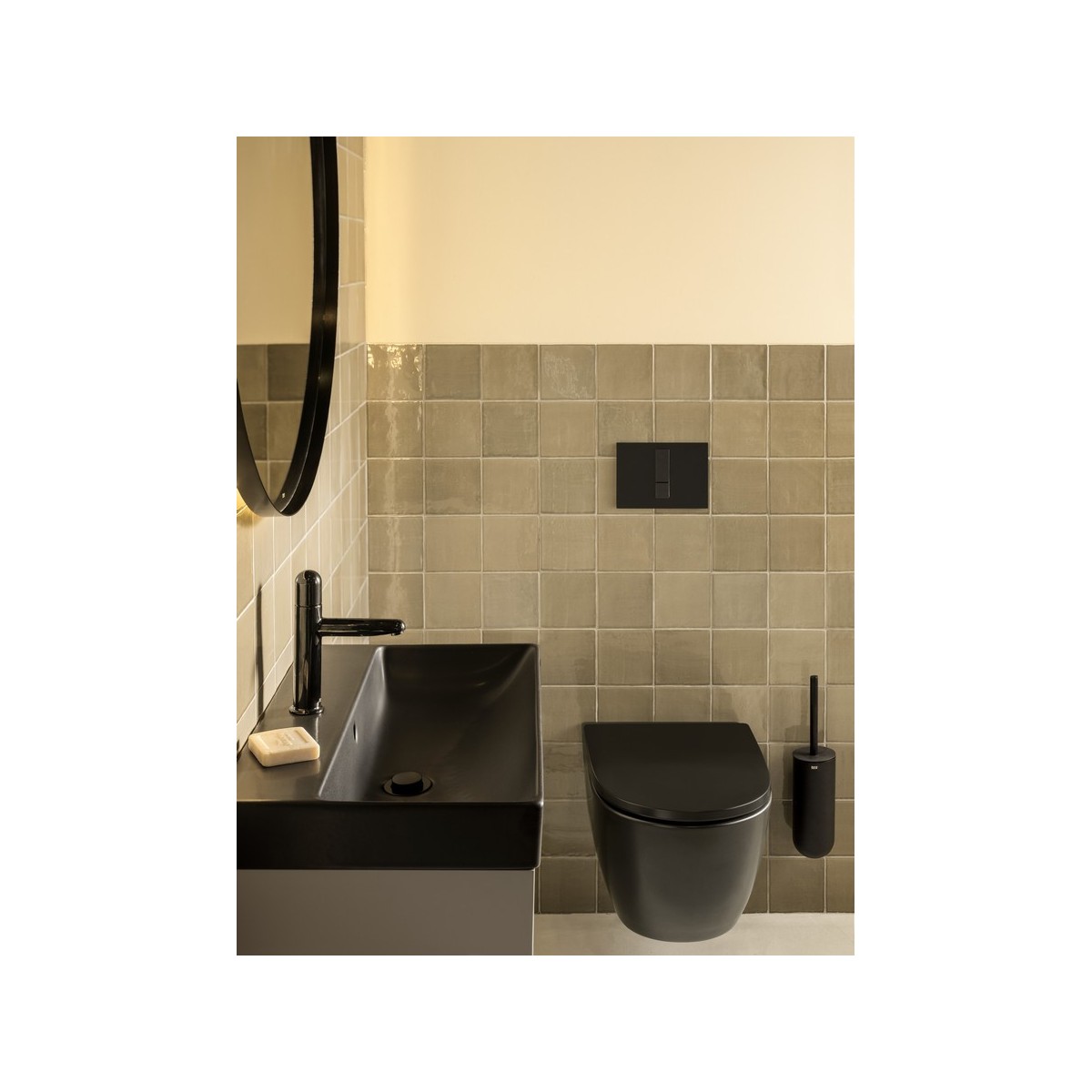 Ona cuvette au sol compacte sans bride adossée au mur 600mm noir mat - ROCA A342688080 