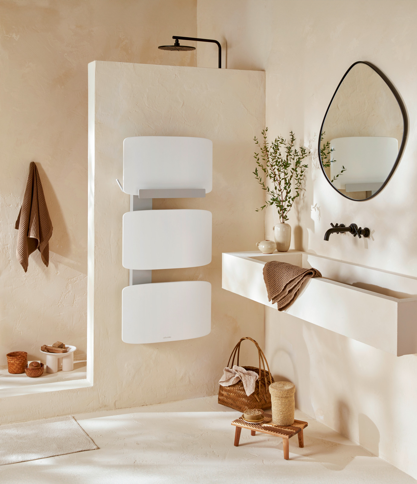 Lignes arrondies et matériaux naturels pour la salle de bains