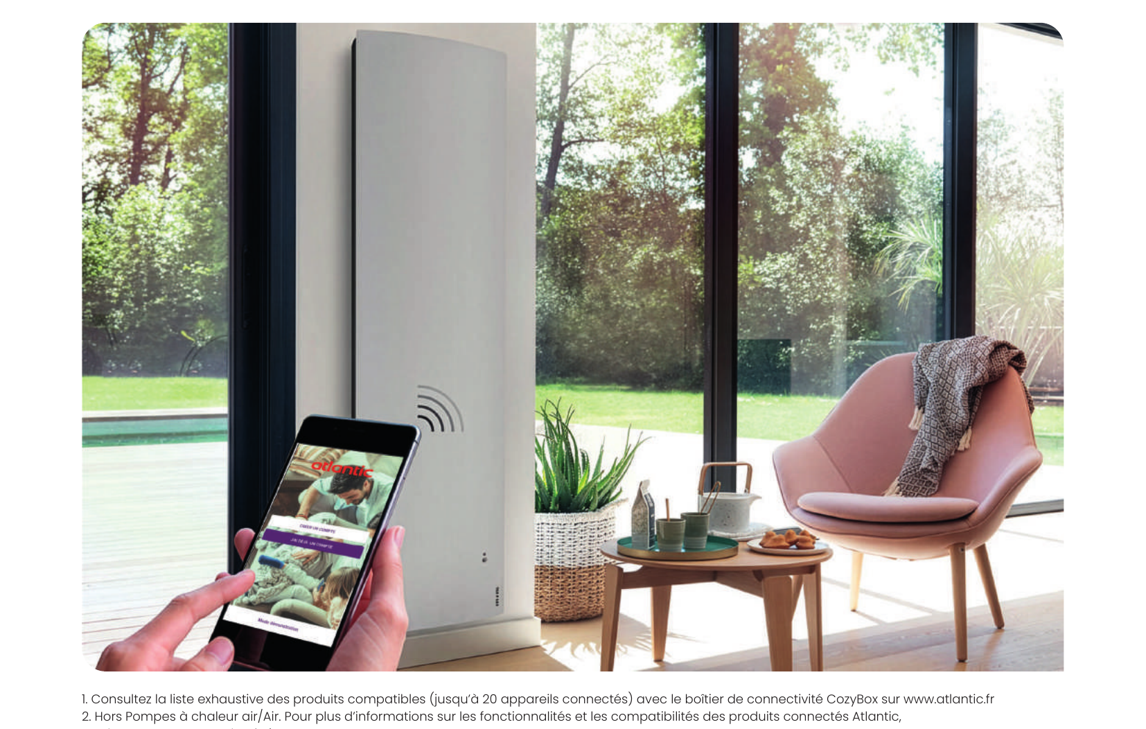 Radiateur Atlantic connecté piloté à distance depuis un smartphone avec l'application Cozytouch dans un salon